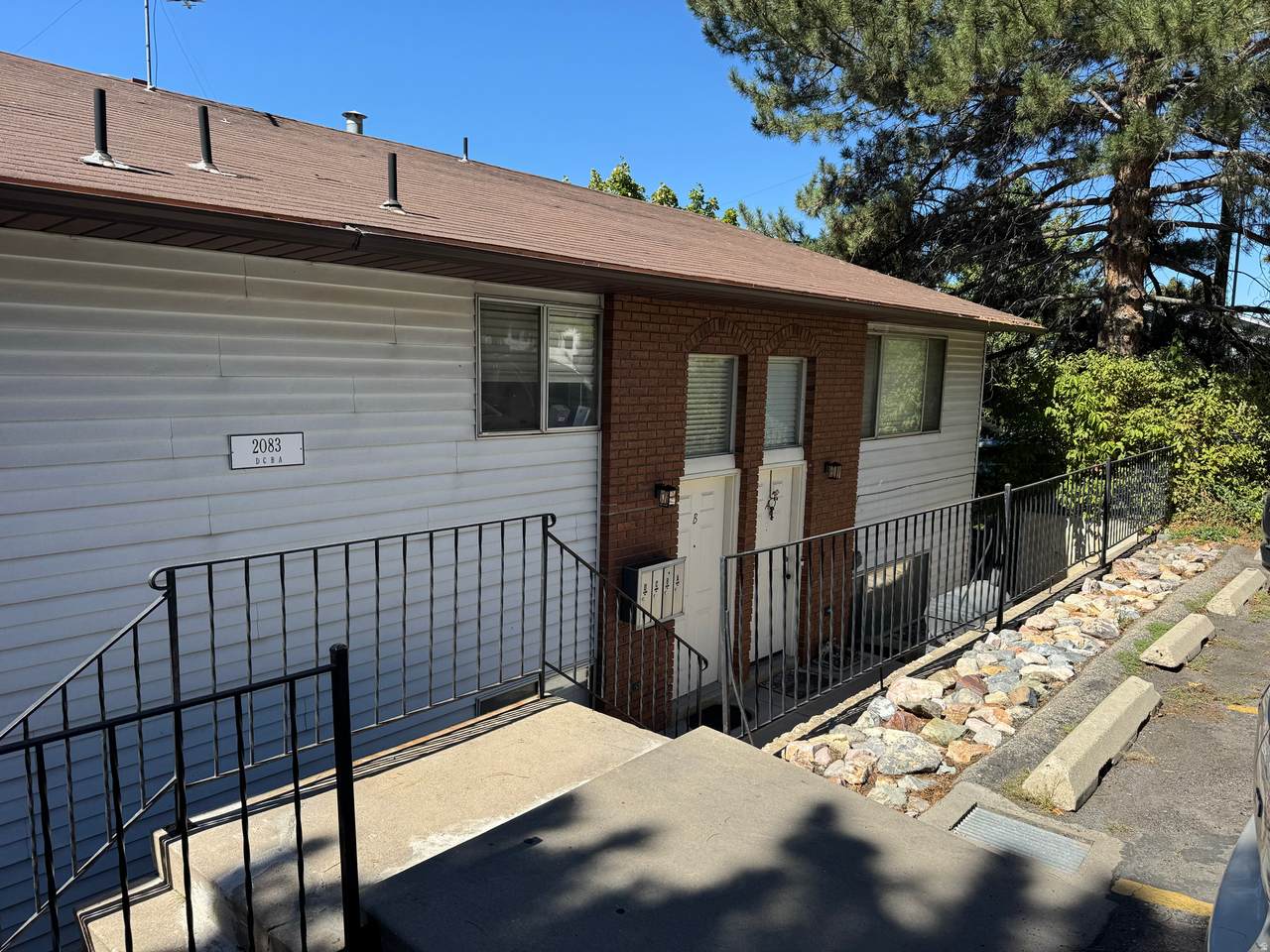 2083 California Ave - Photo 1