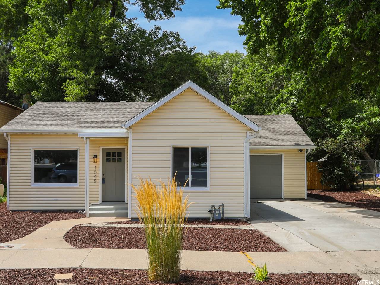 1545 Kiesel Ave - Photo 1
