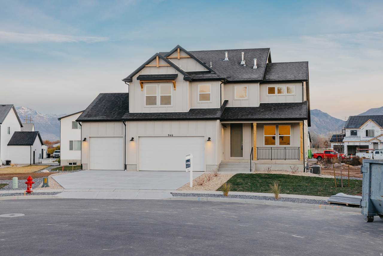 946 Columbia Ct - Photo 1