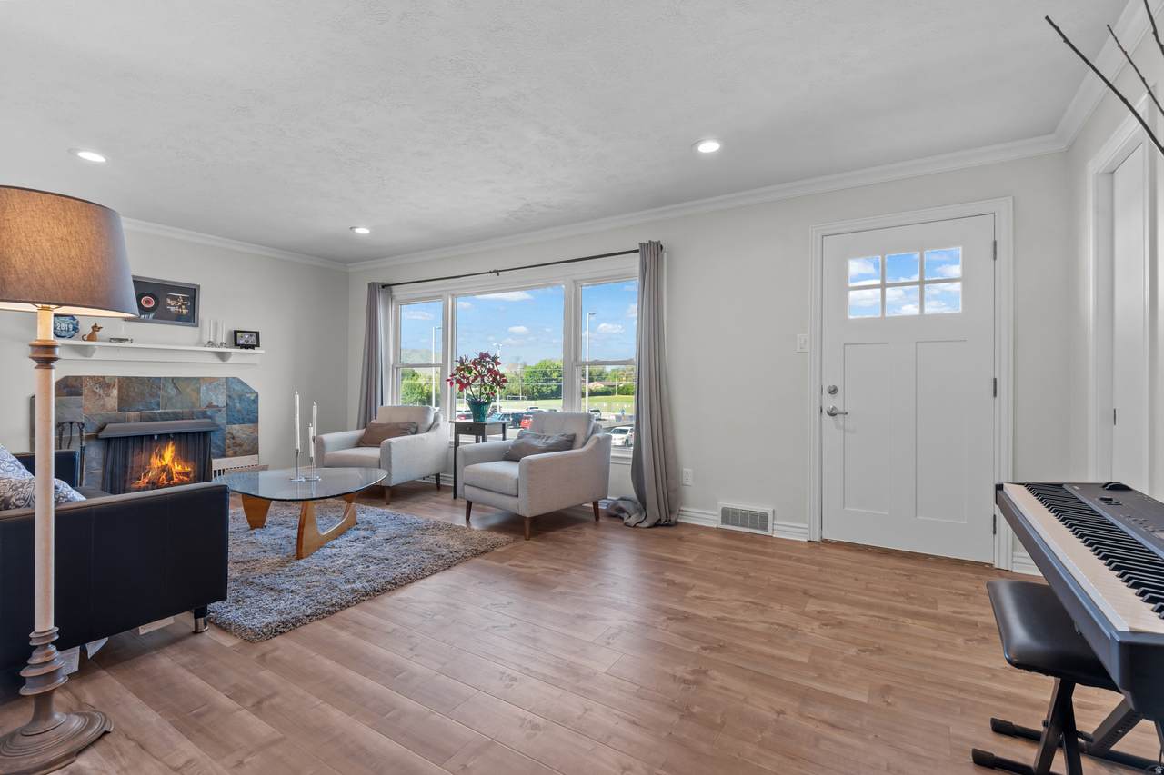 770 Center St - Photo 1