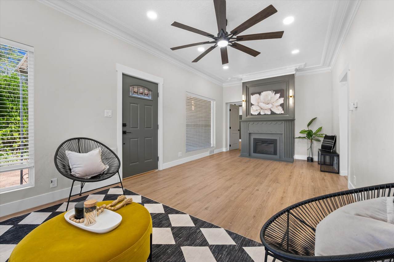 327 35TH St - Photo 1