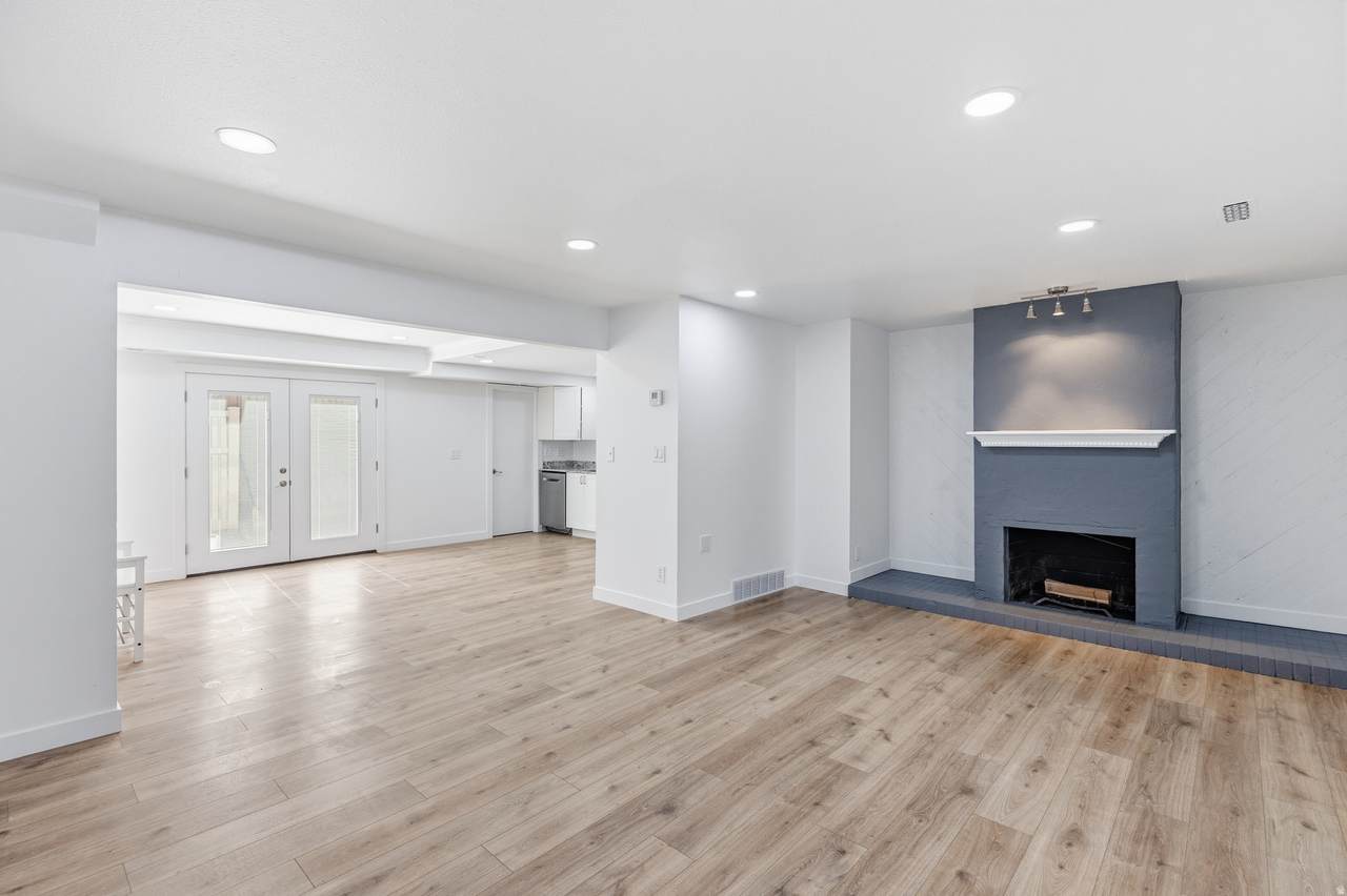 5489 Willow Ln - Photo 1