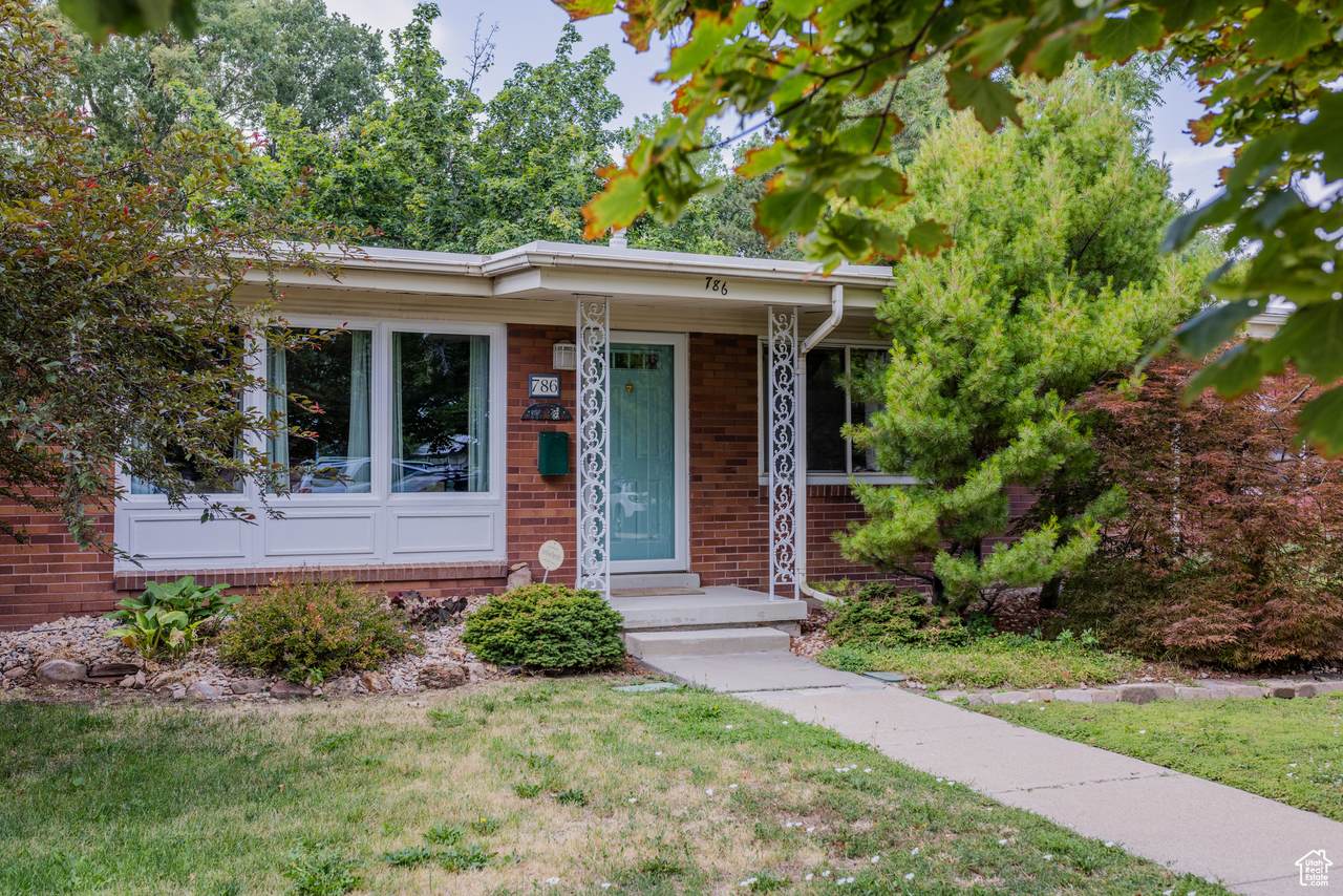 786 Lake Cir - Photo 1