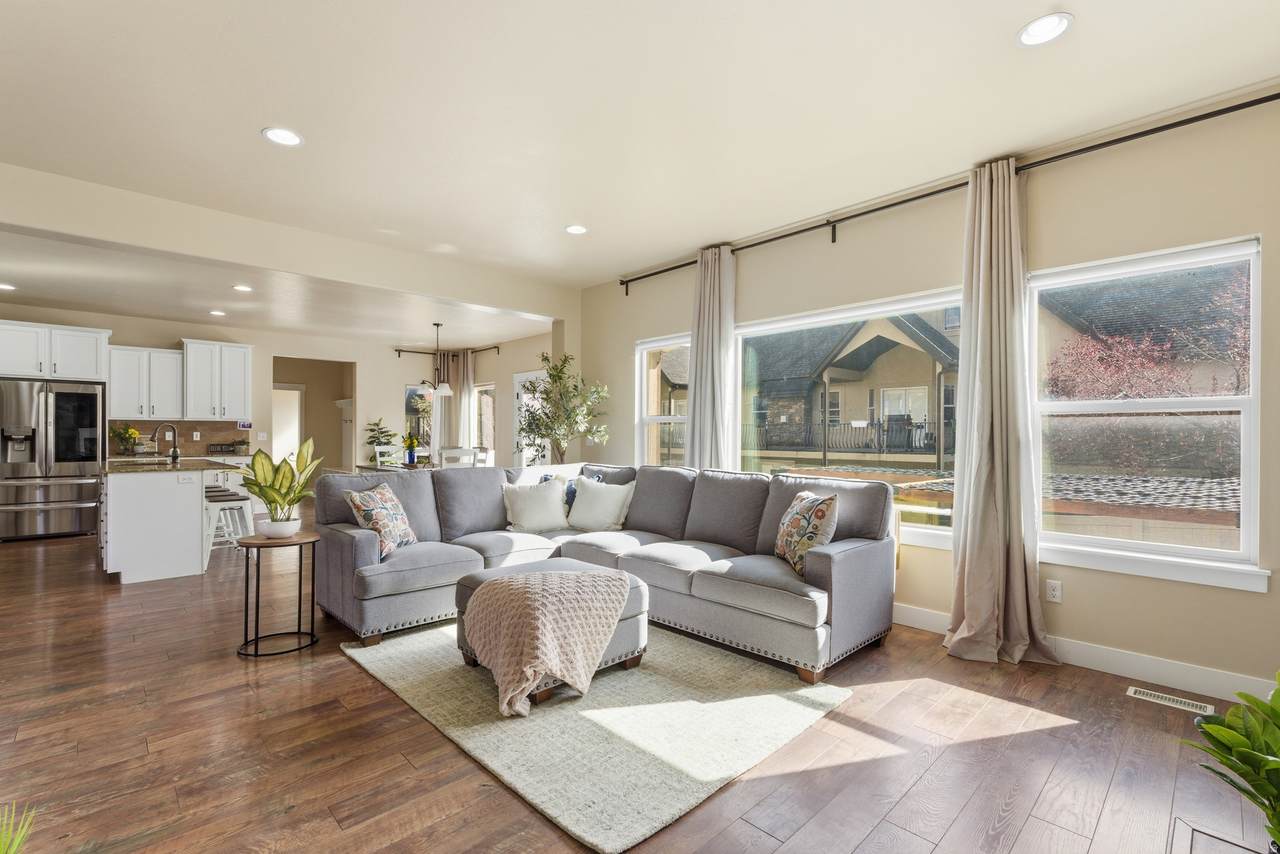 1497 Meadow Glen Dr - Photo 1