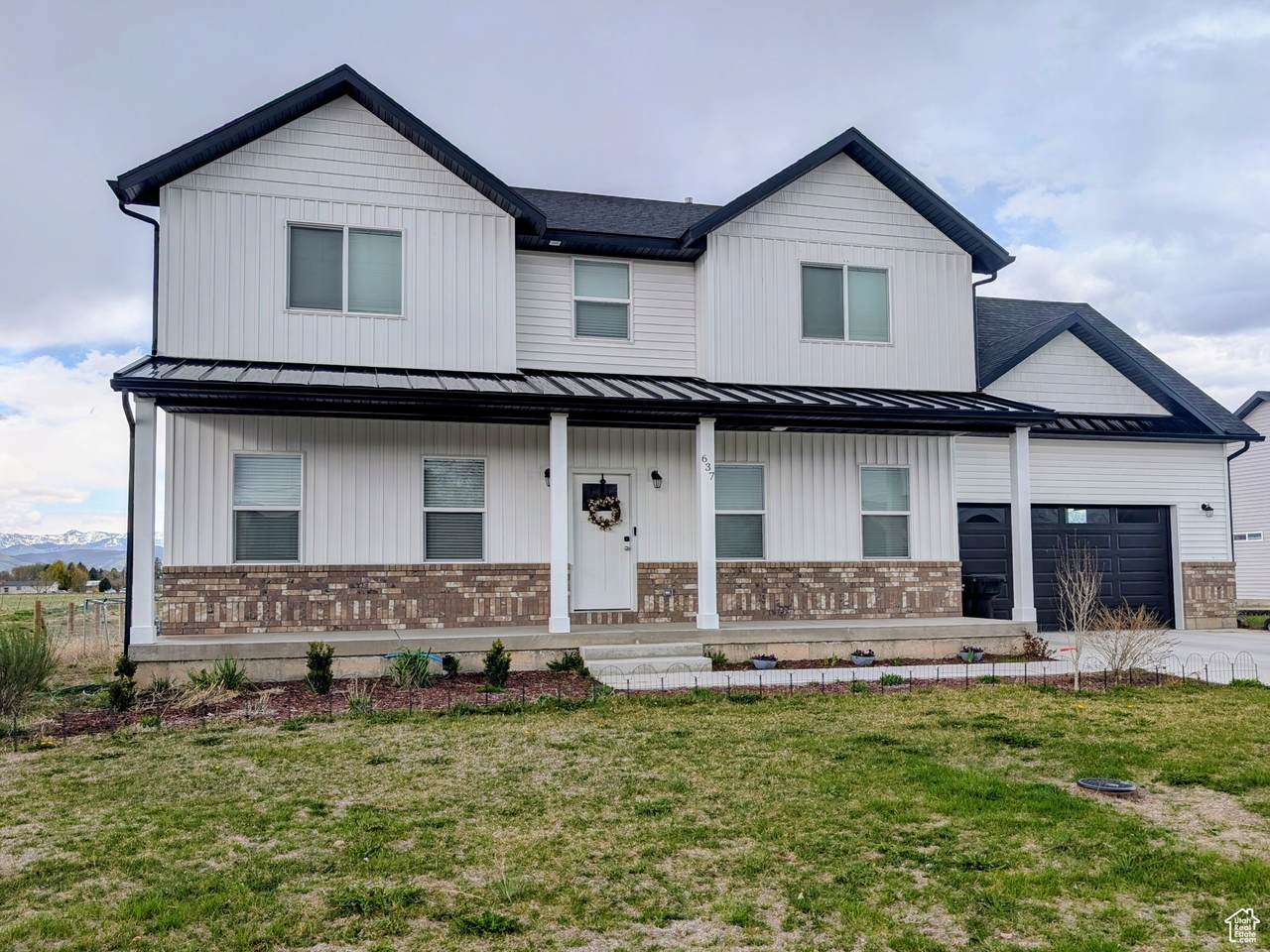637 4TH W - Photo 1