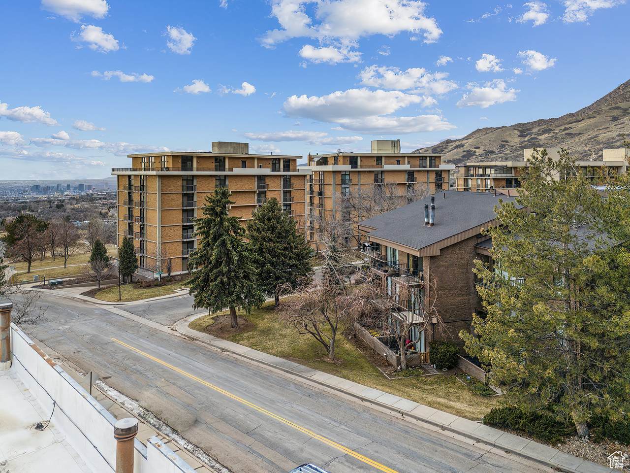 939 Donner Way - Photo 1