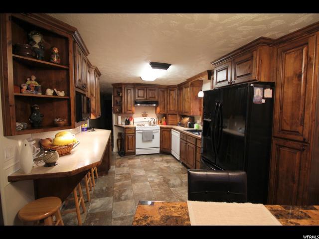 120 Center St - Photo 1