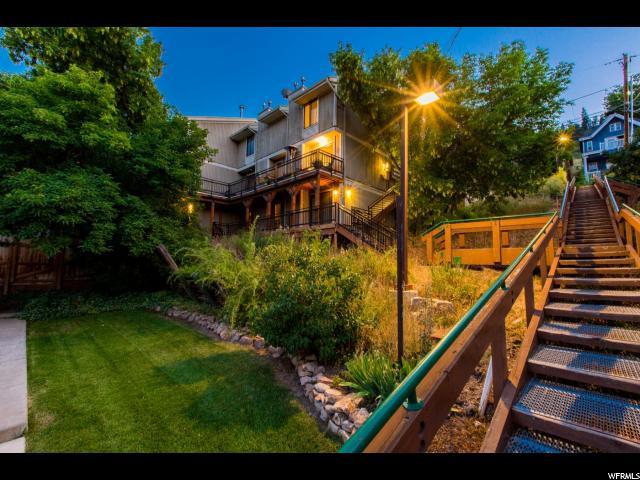 470 Woodside Ave - Photo 1