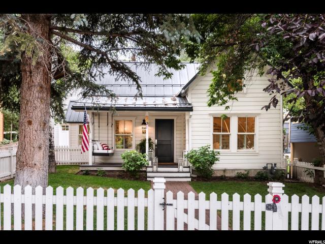 1127 Woodside Ave - Photo 1