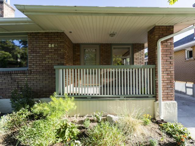 565 Hollywood Ave - Photo 1