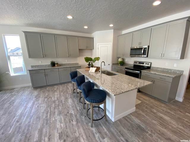 977 Vine St - Photo 1
