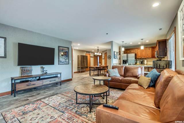 1375 Woodside Ave - Photo 1