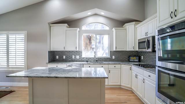 951 Creekside Ct - Photo 1
