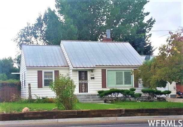 160 Center St - Photo 1