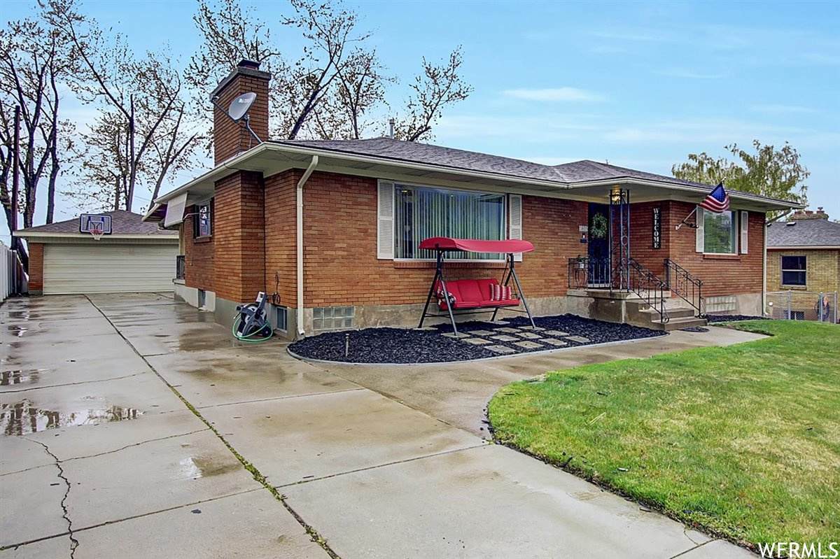 3815 Eccles Ave - Photo 1