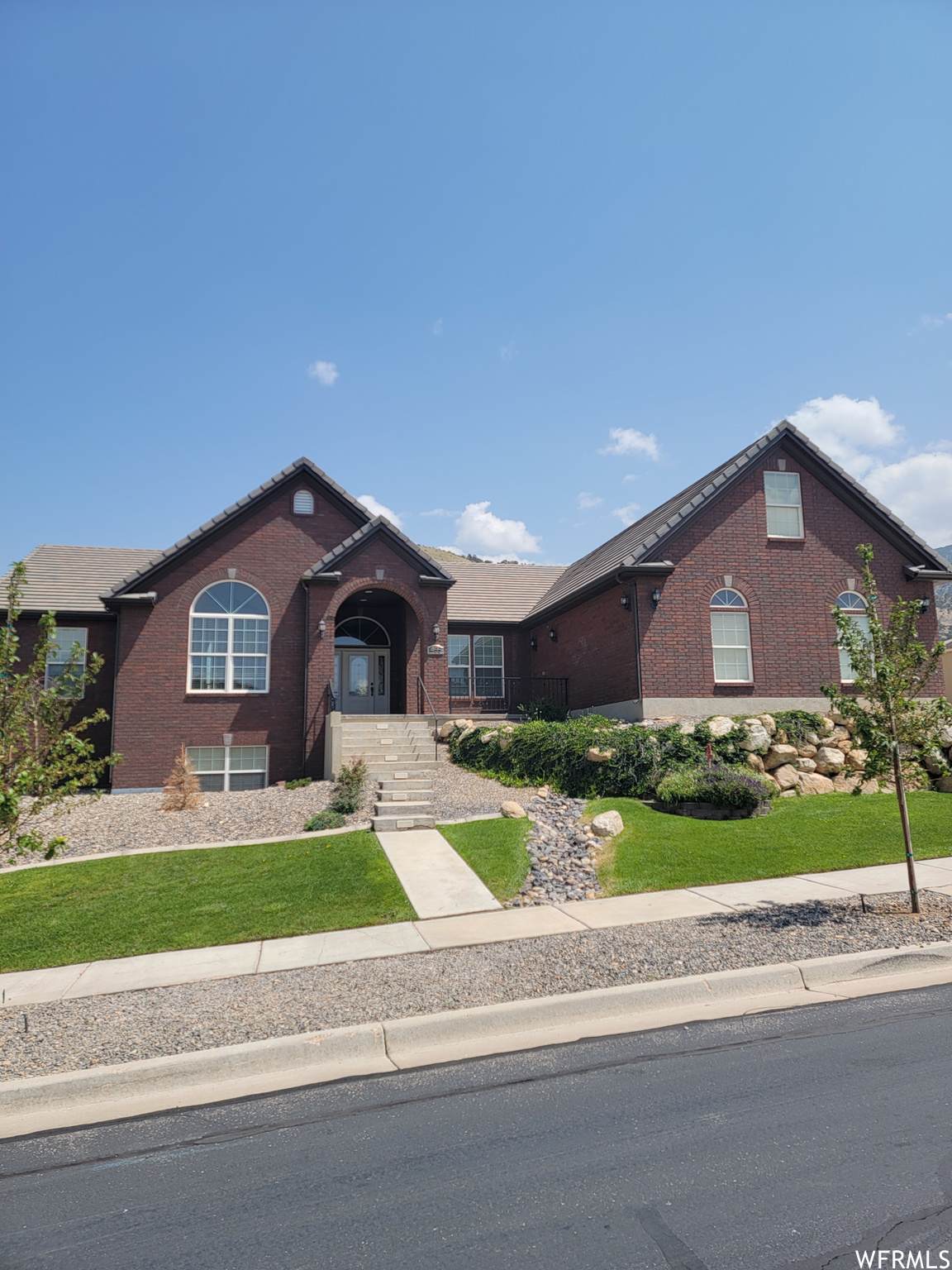 455 Hillview Dr - Photo 1