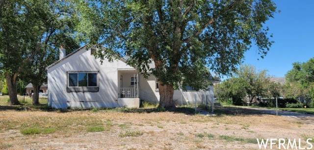 560 Center St - Photo 1