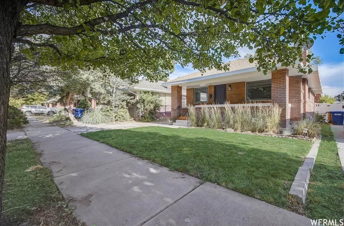 342 Hollywood Ave - Photo 1