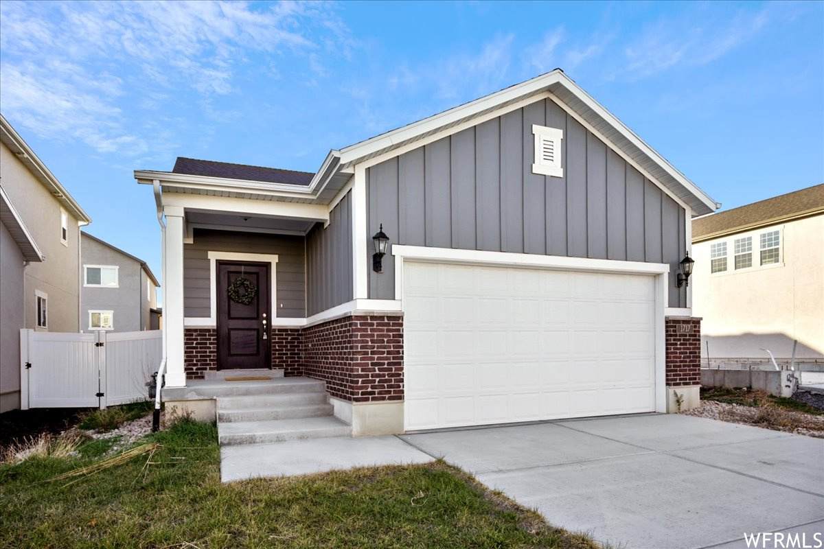 1717 Hayfield Dr - Photo 1