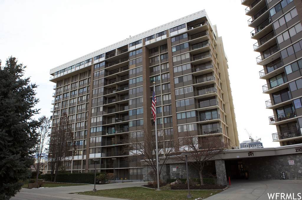 241 Vine St - Photo 1