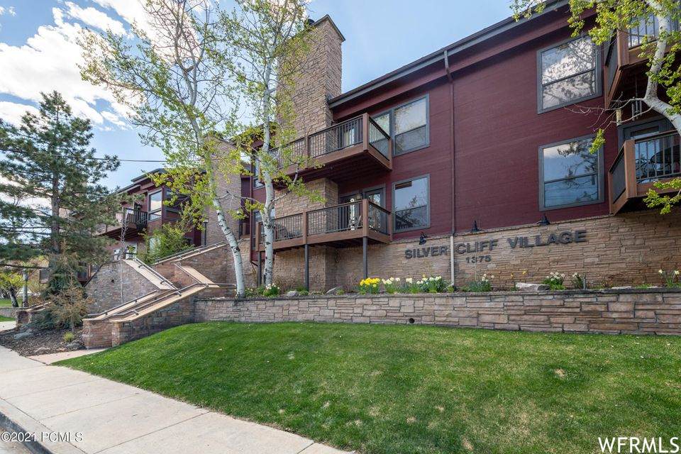 1375 Woodside - Photo 1