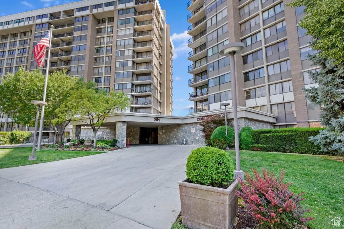 241 Vine St - Photo 1