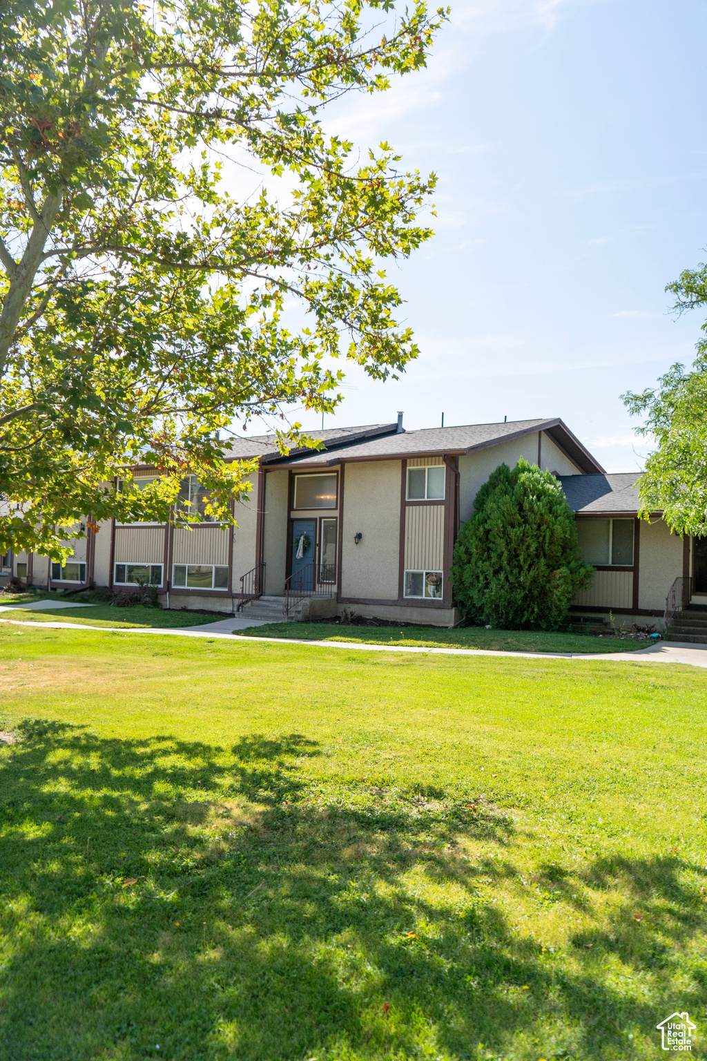 305 Elmwood Dr - Photo 1