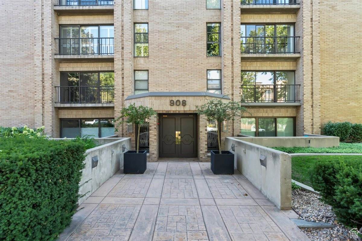 908 South Temple St - Photo 1