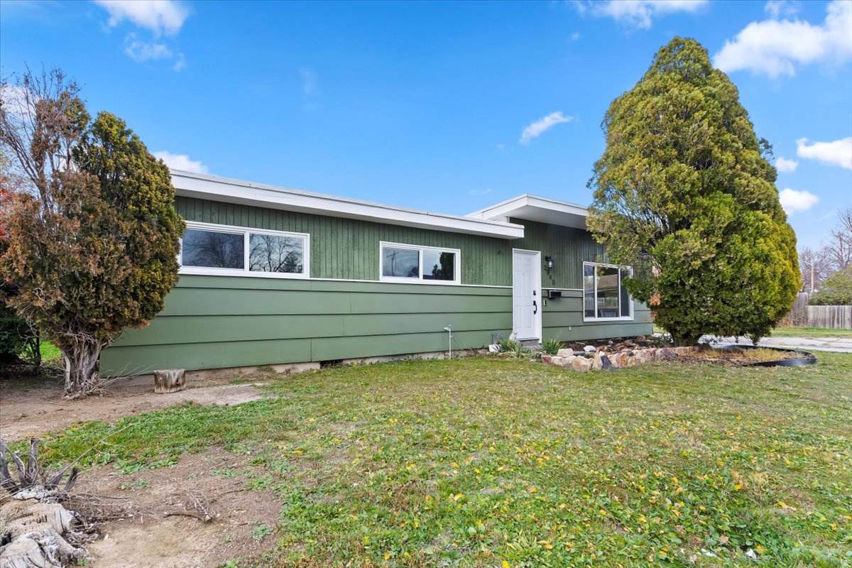 2940 Tess Ave - Photo 1