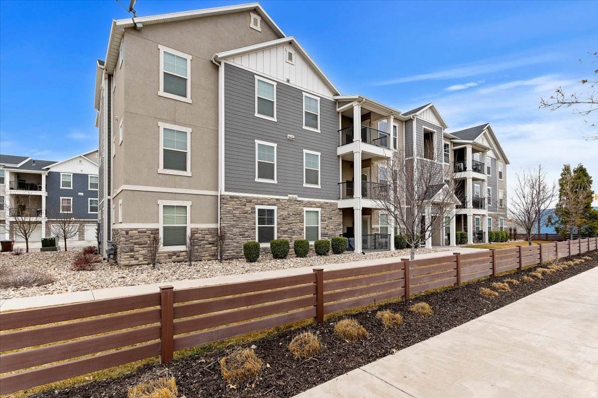 660 Emery Ln - Photo 1