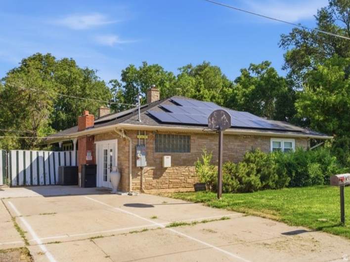 1122 34TH St - Photo 1