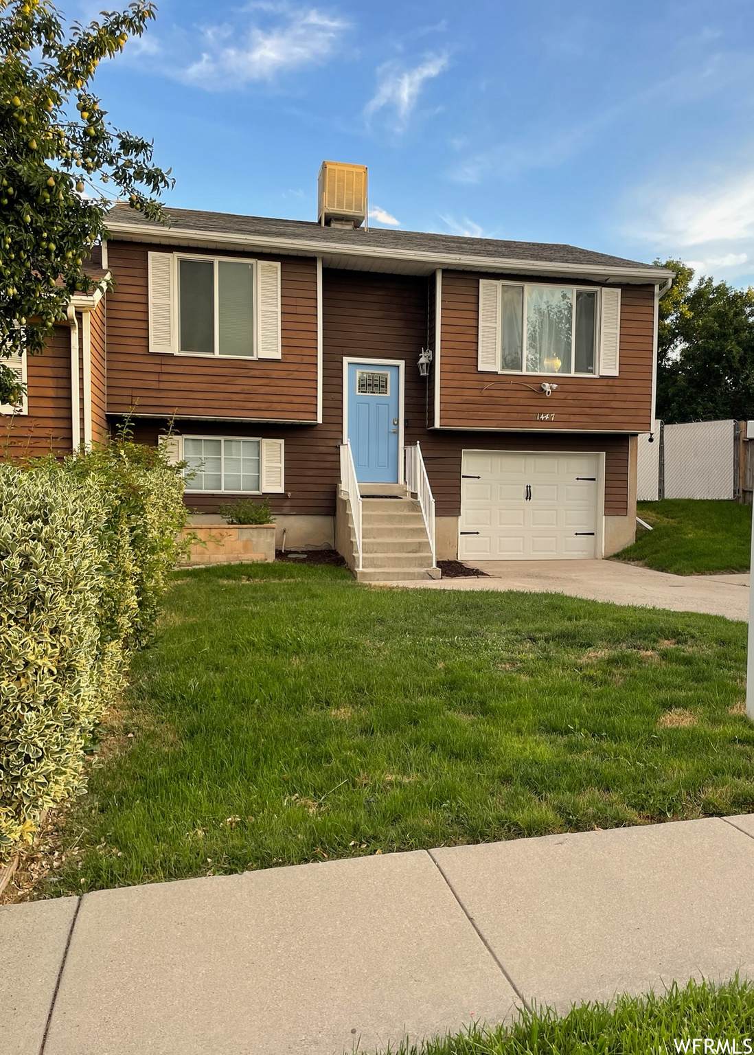 1447 Twin Oaks Dr - Photo 1