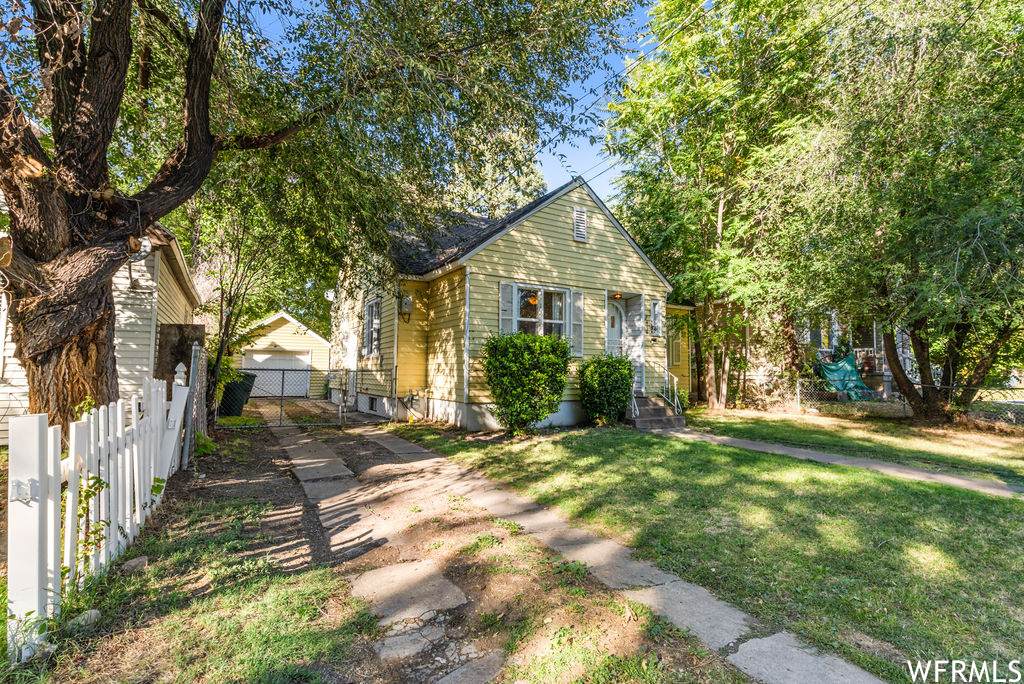 454 13TH St - Photo 1