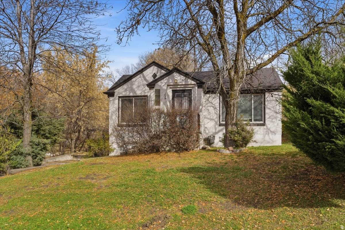 228 40TH St - Photo 1