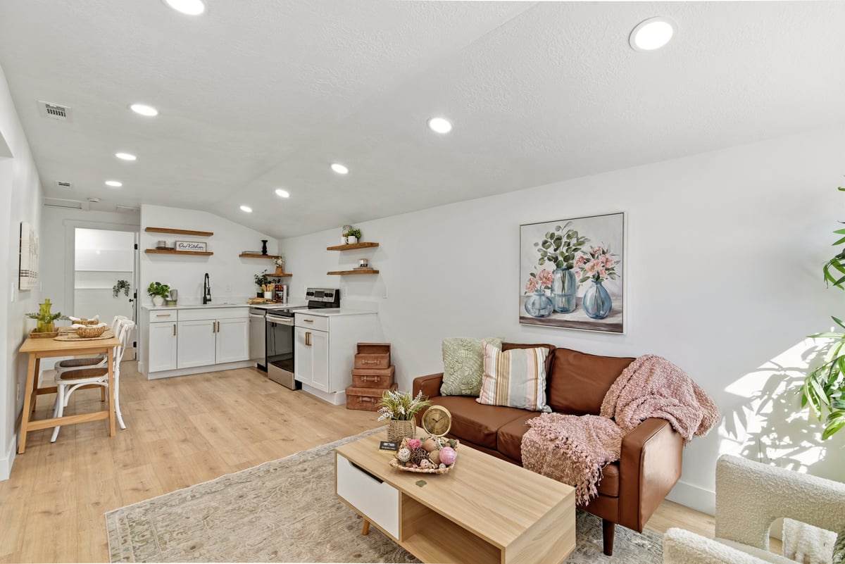 371 Evans St - Photo 1