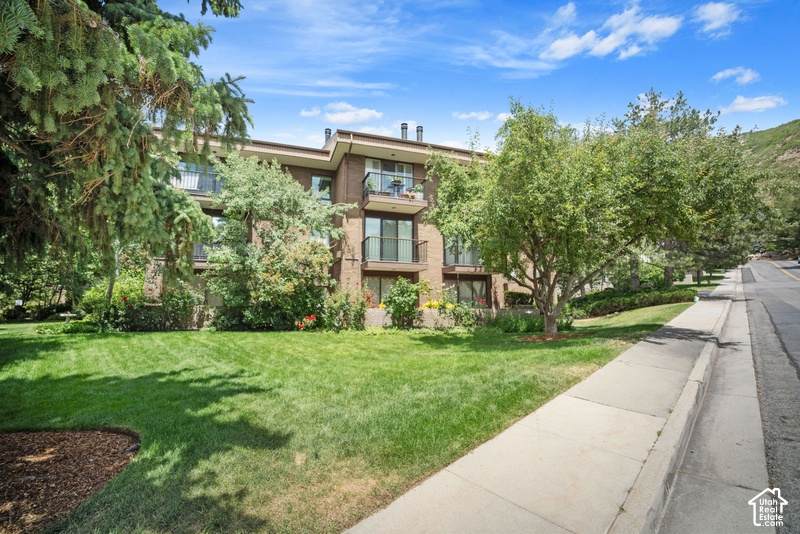 939 Donner Way - Photo 1
