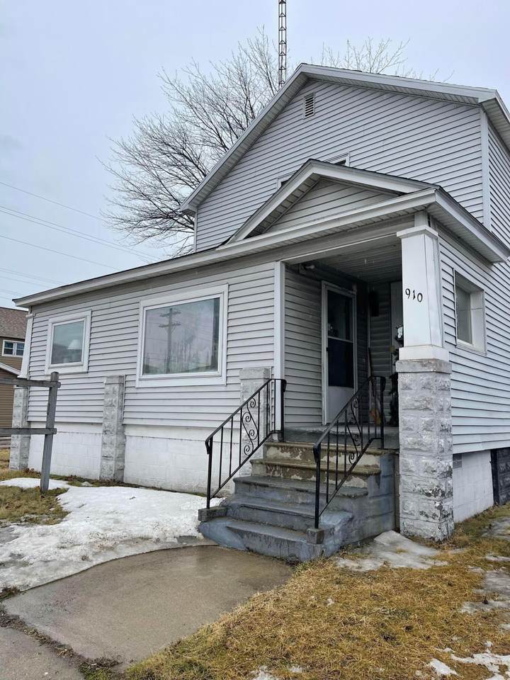 910 Chisholm Street - Photo 1