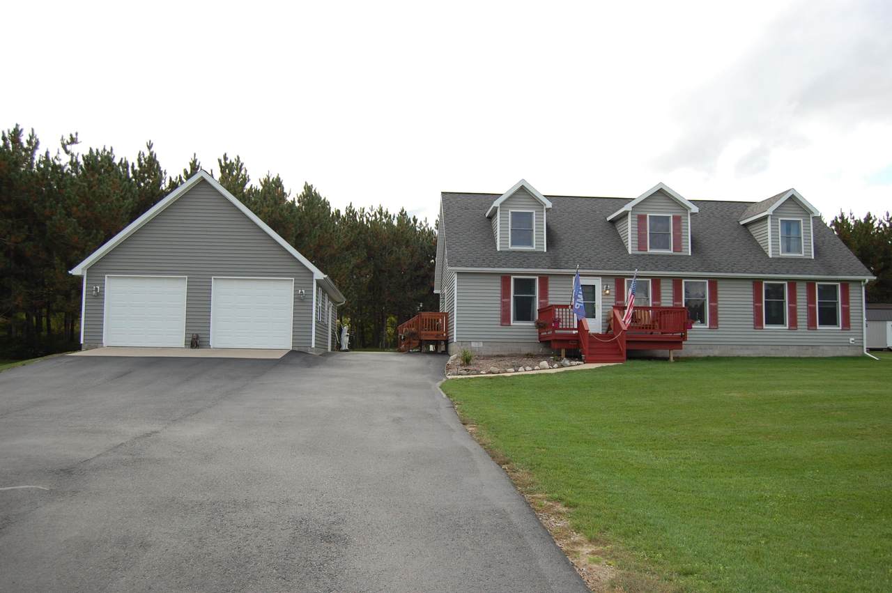 2060 Lakeview Lane - Photo 1