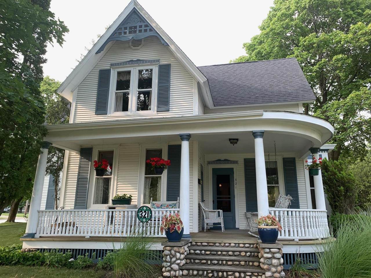 321 Sidney Street - Photo 1