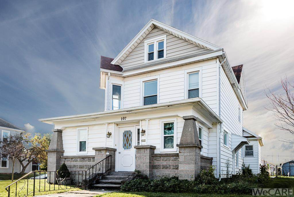 107 E Benton - Photo 1