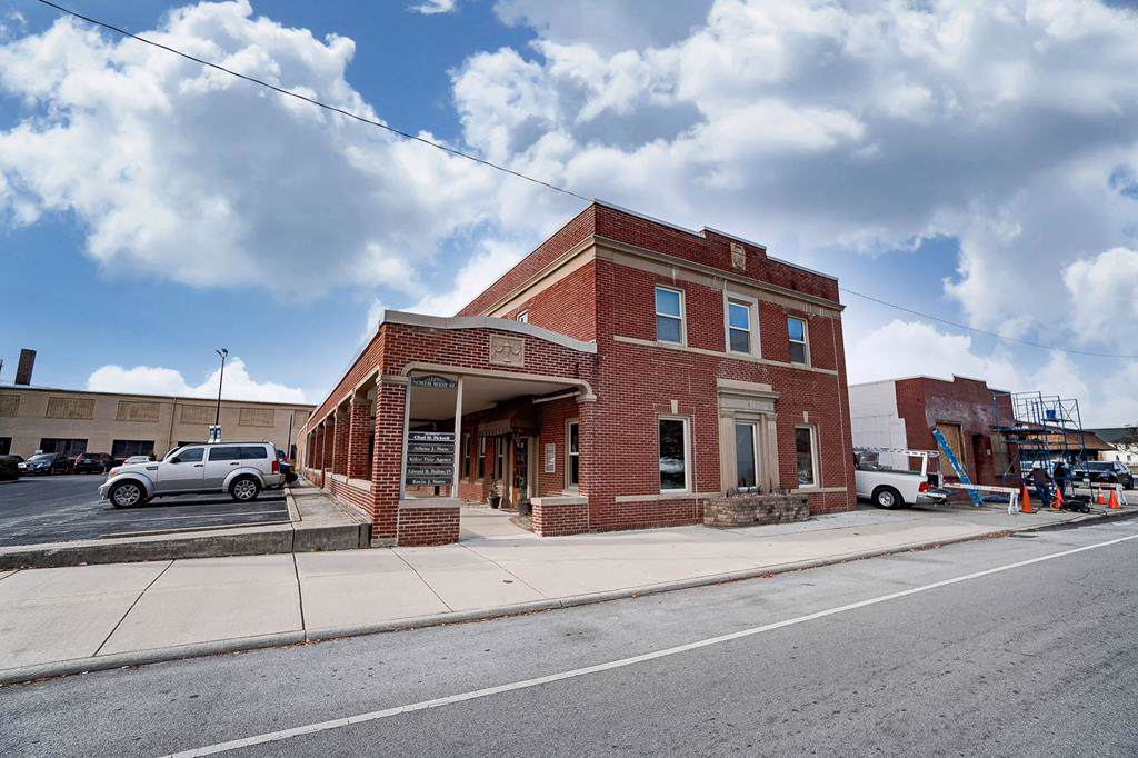 119 N West, Unit 3, Lease, - Photo 1