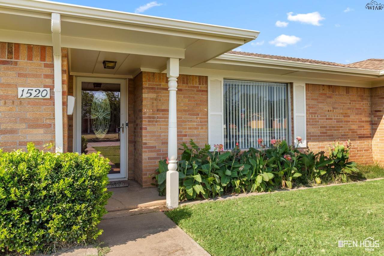 1520 Sweetbriar Drive - Photo 1