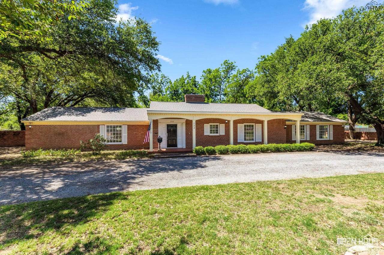 722 Sunset Drive - Photo 1