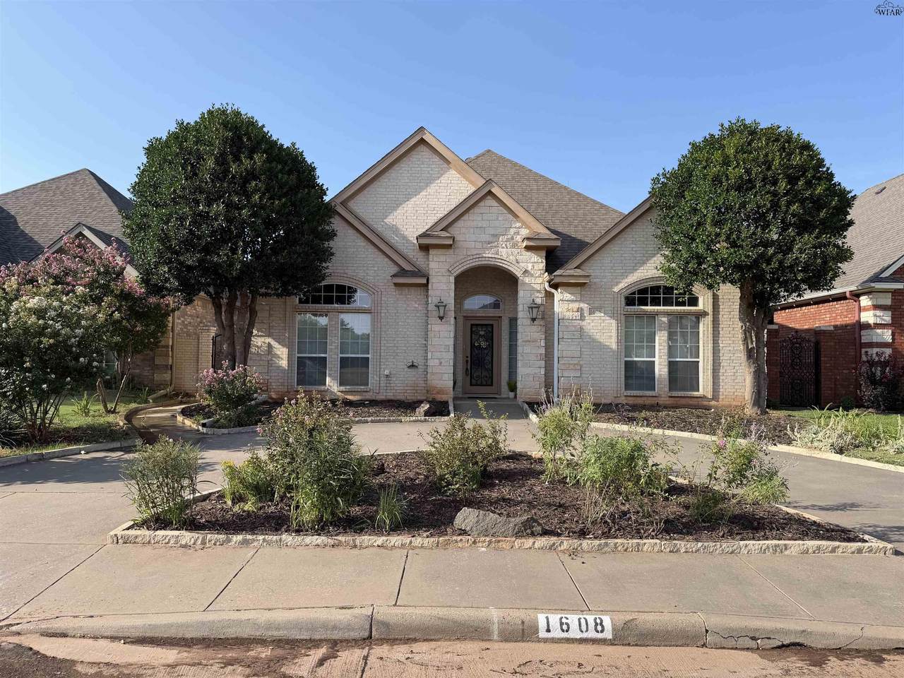 1608 Tanglewood Drive - Photo 1
