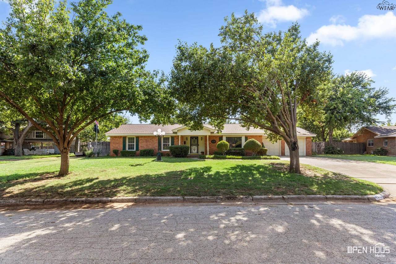 4512 Meadowbrook Drive - Photo 1