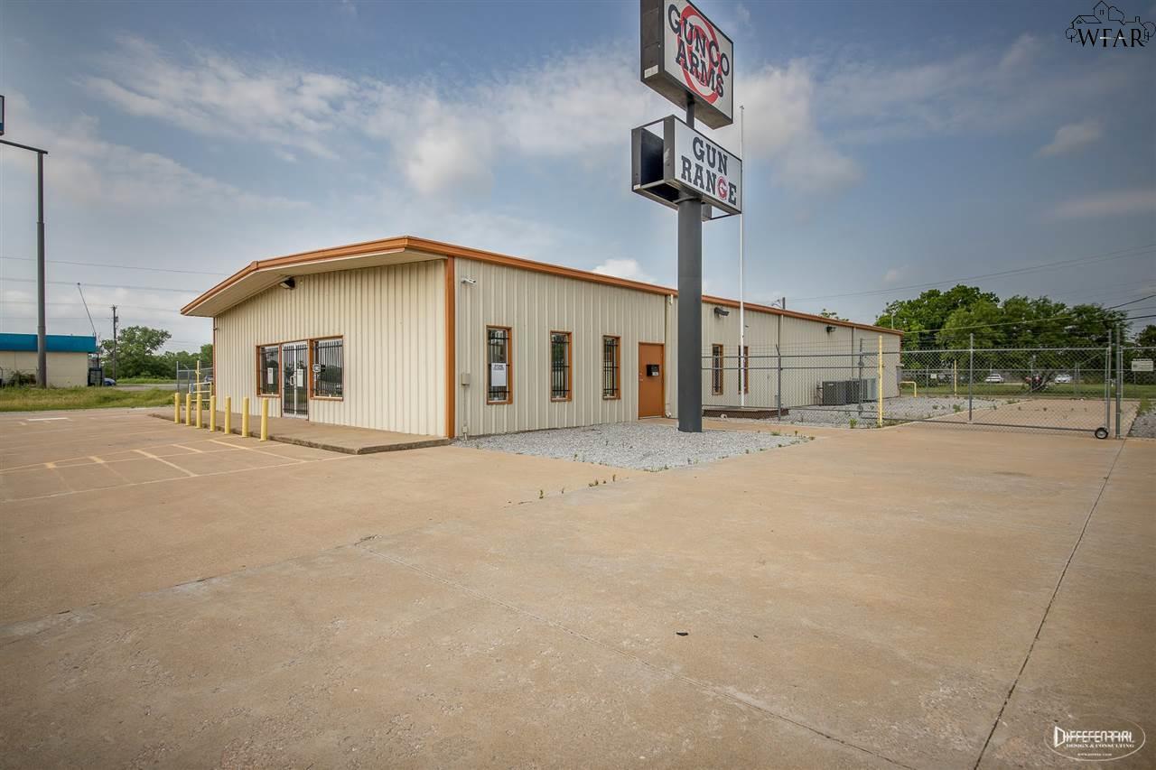 1002 Central Freeway - Photo 1