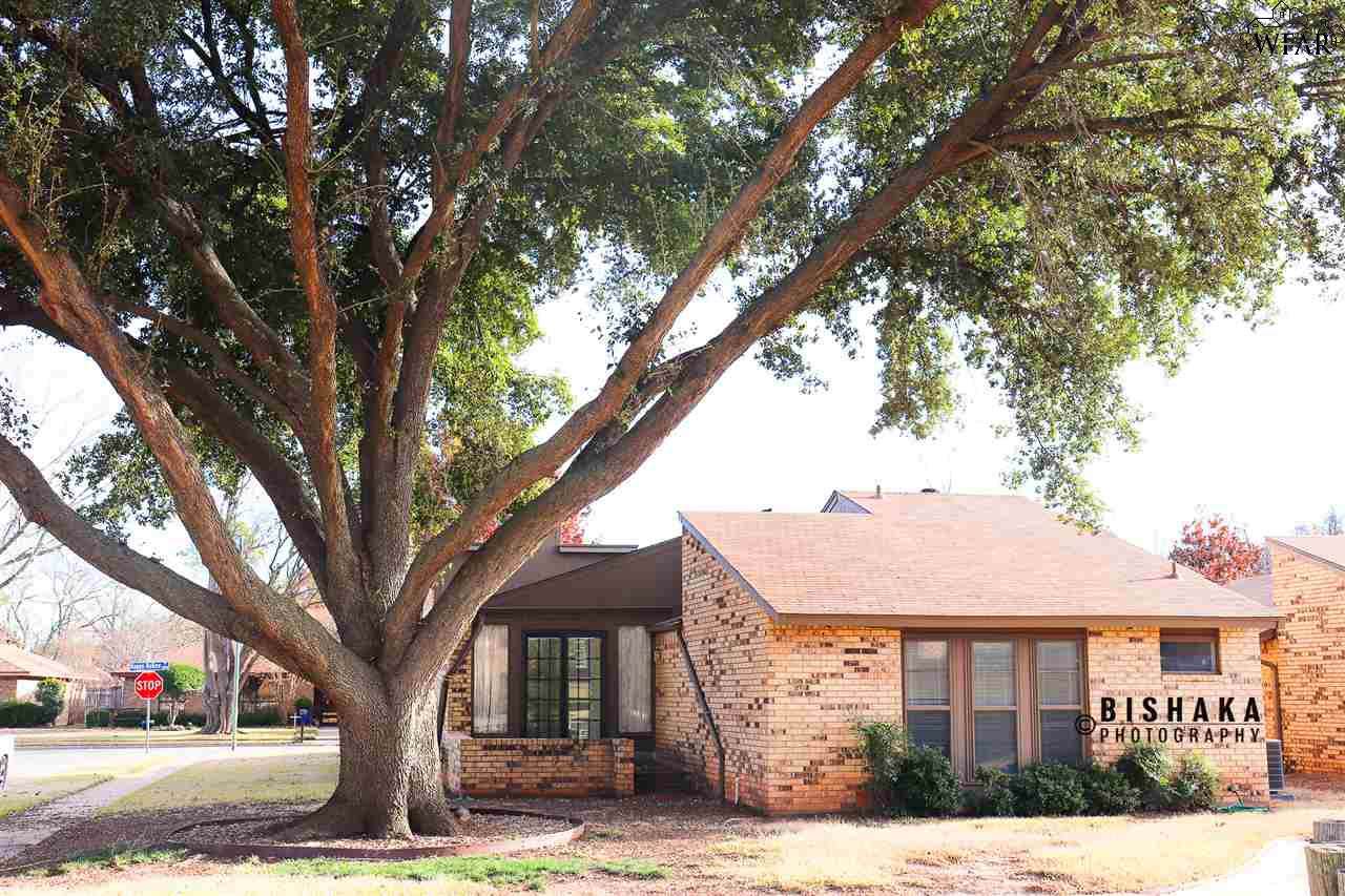 2802 Happy Hollow Drive - Photo 1