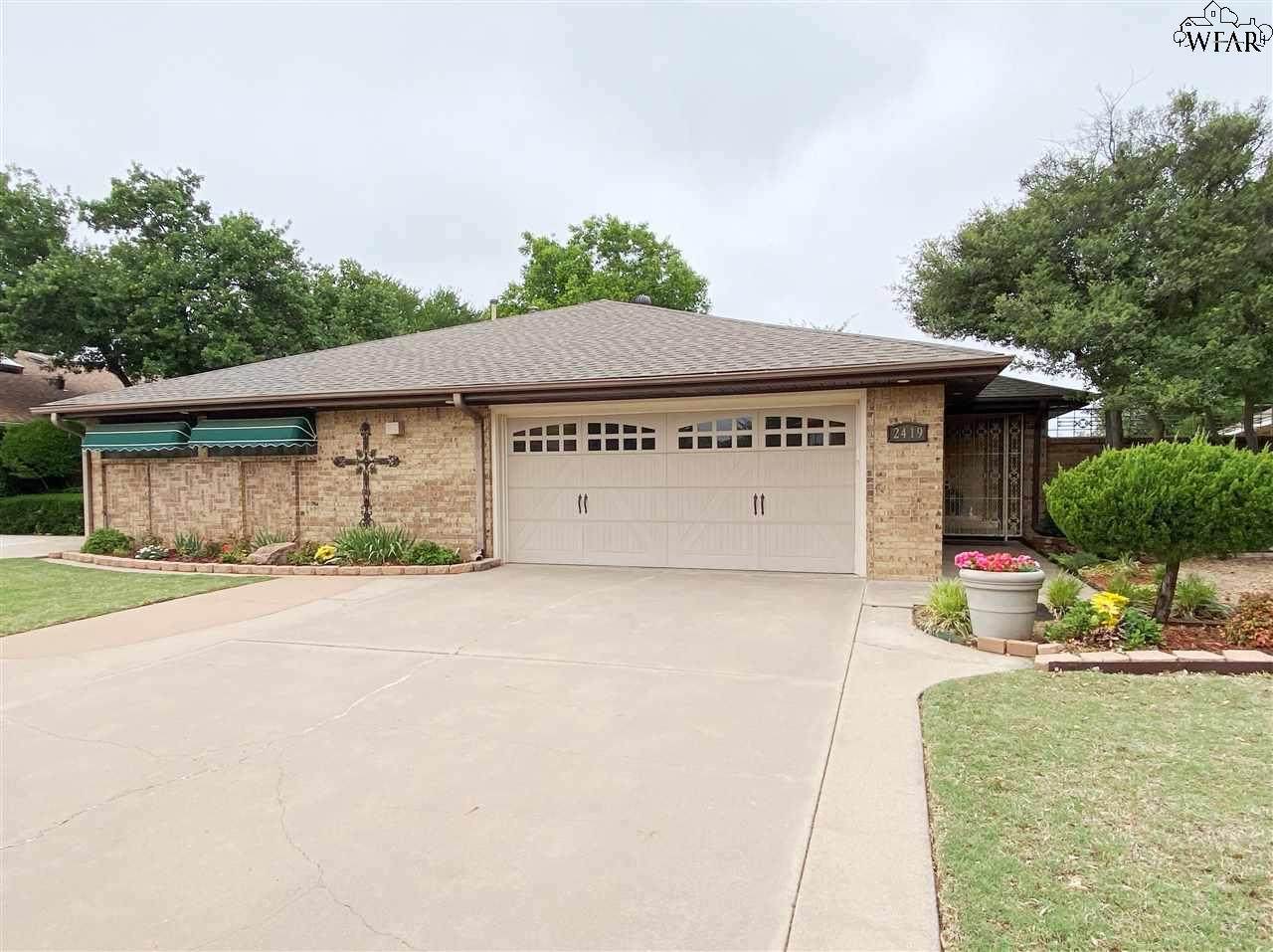 2419 Elmwood Circle - Photo 1