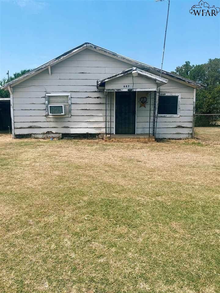 607 Center Street - Photo 1