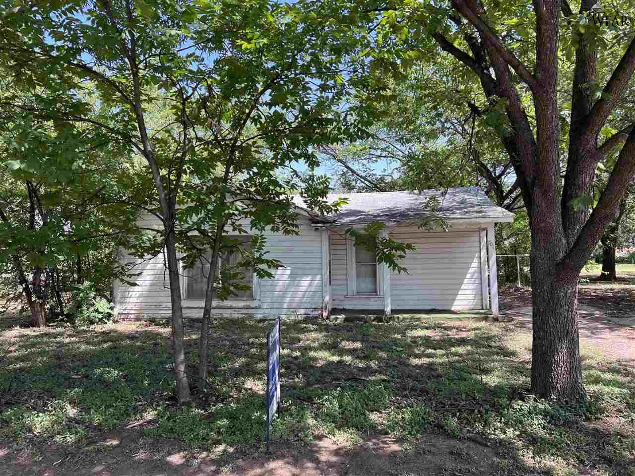 704 Bank Street - Photo 1